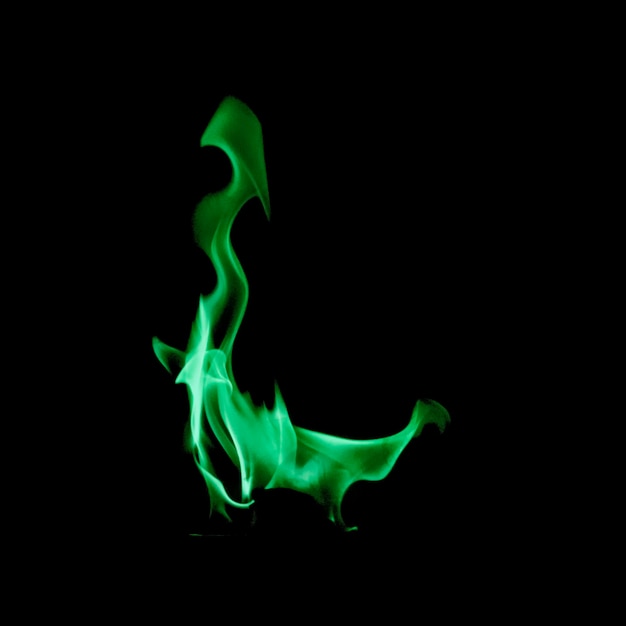Bezpłatne zdjęcie mały płomień zielonego ognia