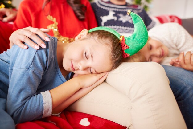 Mały śliczny elf śpi na Boże Narodzenie