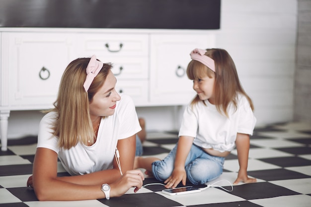 Mama I Córeczka Bawią Się W Domu