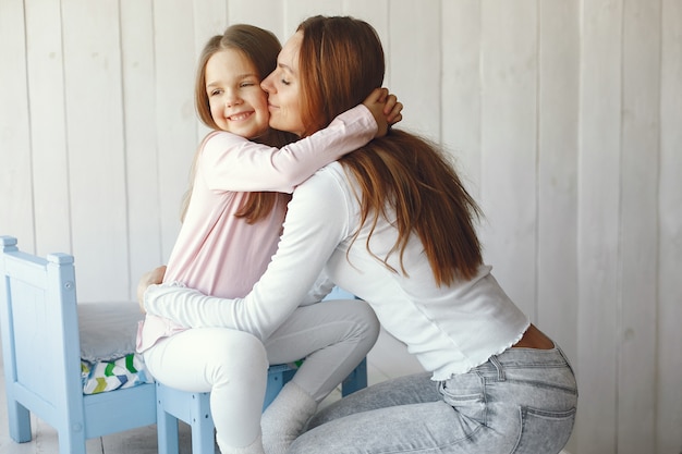 Mama i córeczka bawią się w domu