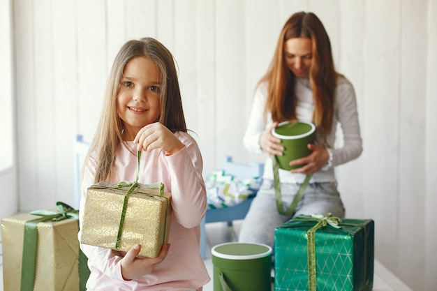 Bezpłatne zdjęcie mama i córeczka bawią się w domu