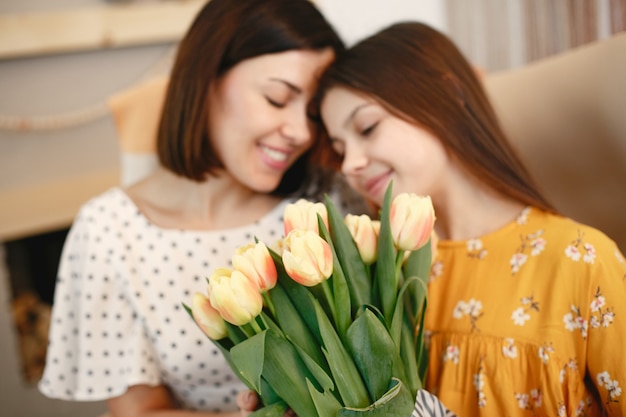 Mama I Córka Razem Trzymając Bukiet Tulipanów.