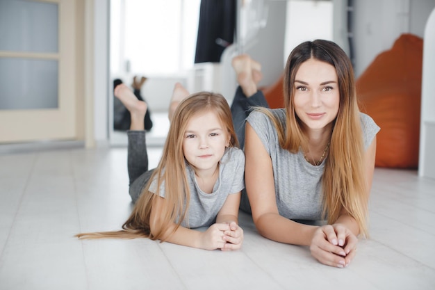 Bezpłatne zdjęcie mama i córka w domu