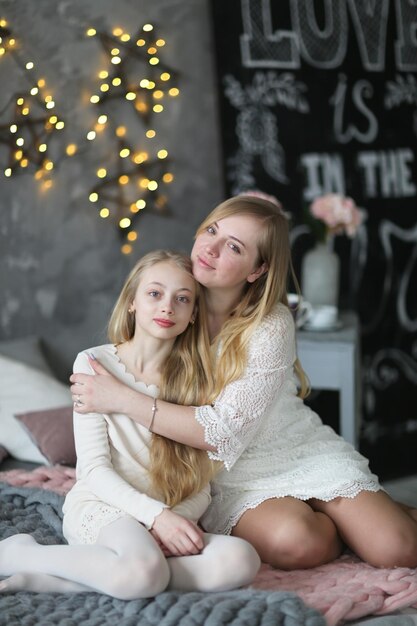 Mama i córka z długimi blond włosami