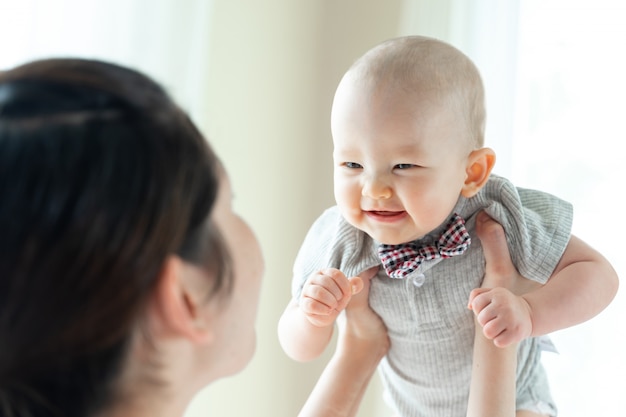 Mama i dziecko szczęśliwie drażnią się nawzajem