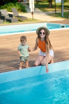 Mama i mały chłopiec przy basenie