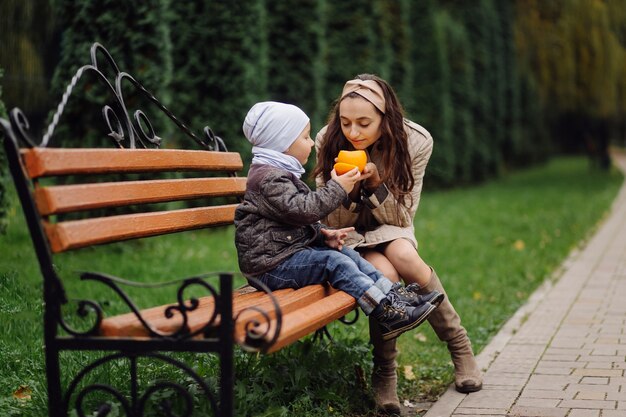 Mama i syn, spacery i zabawa w jesiennym parku.