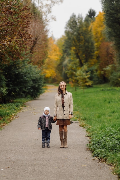 Mama I Syn, Spacery I Zabawa W Jesiennym Parku.