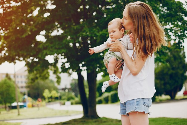 Mama i syn zrelaksować się w parku.