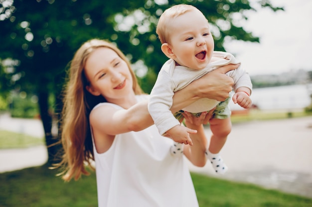 Mama i syn zrelaksować się w parku.