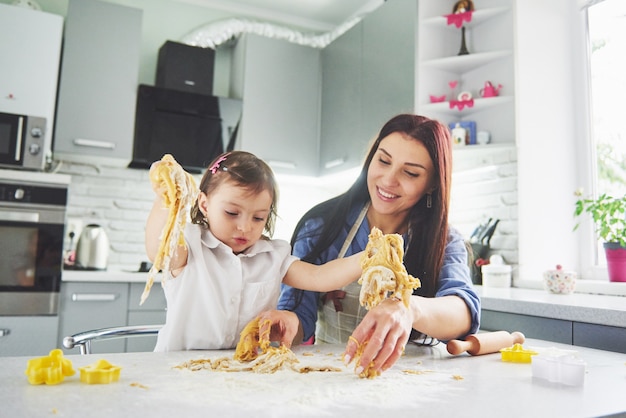 Mama kochająca piekarnik za córkę ciasteczka.