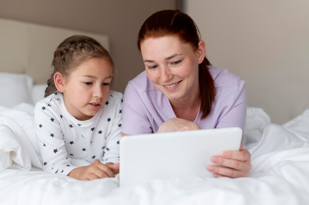 Mama prowadzi rodzinną rozmowę wideo z córką