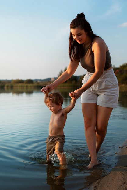 Bezpłatne zdjęcie mama spędza czas z dzieckiem na plaży