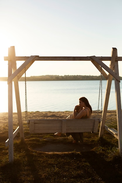 Bezpłatne zdjęcie mama spędza czas z dzieckiem na plaży