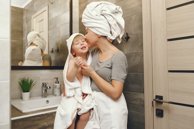 Mama uczy małego syna mycia zębów