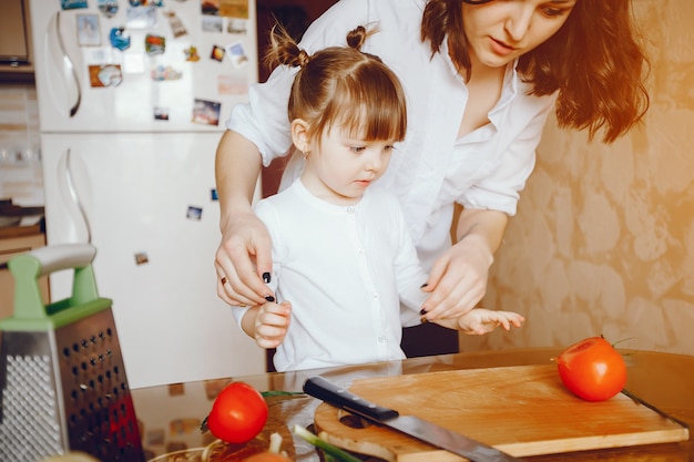 Mama Wraz Z Córką Gotuje Warzywa W Domu W Kuchni