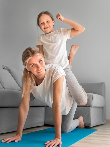 Bezpłatne zdjęcie mama z dziewczyną na ćwiczenia z powrotem