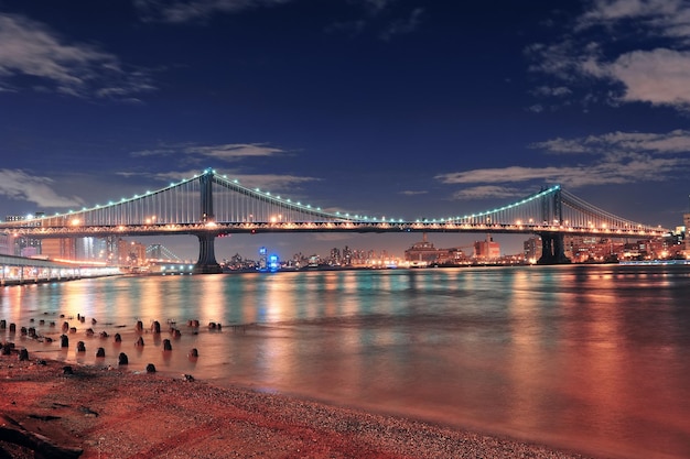 Bezpłatne zdjęcie manhattan bridge at night