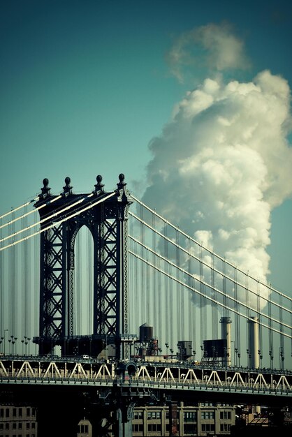 Manhattan Bridge z dymem z komina w Nowym Jorku