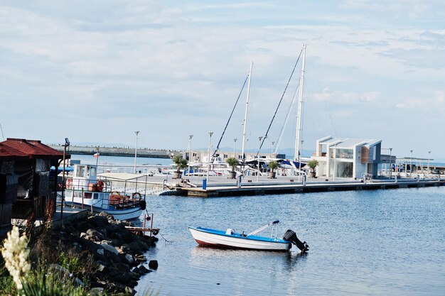 Marina z jachtami i łodziami na starym mieście Nesebar