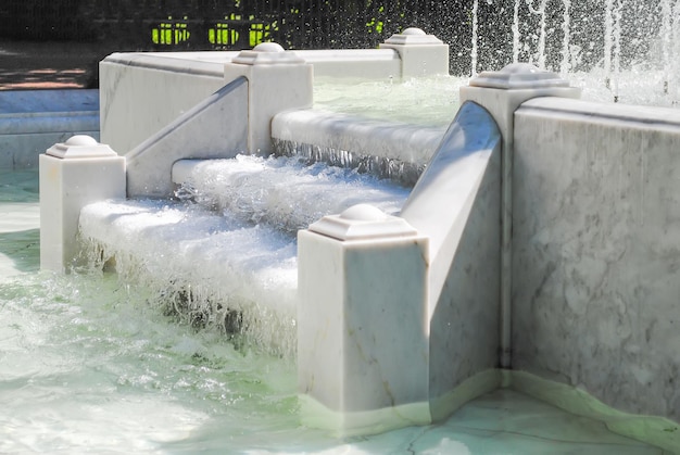Marmurowa fontanna w parku sankt-petersburg