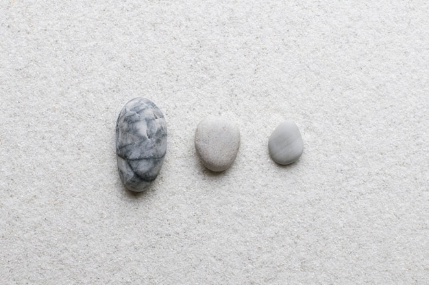 Bezpłatne zdjęcie marmurowe kamienie zen ułożone na białym tle w koncepcji stabilności