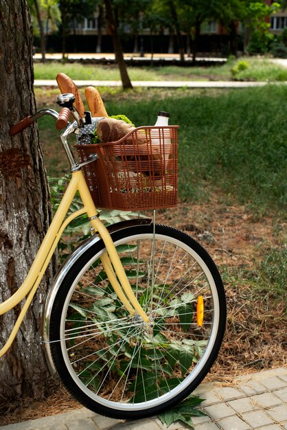 Bezpłatne zdjęcie martwa natura koszyka rowerowego