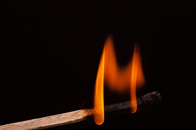 Bezpłatne zdjęcie martwa natura płonących zapałek