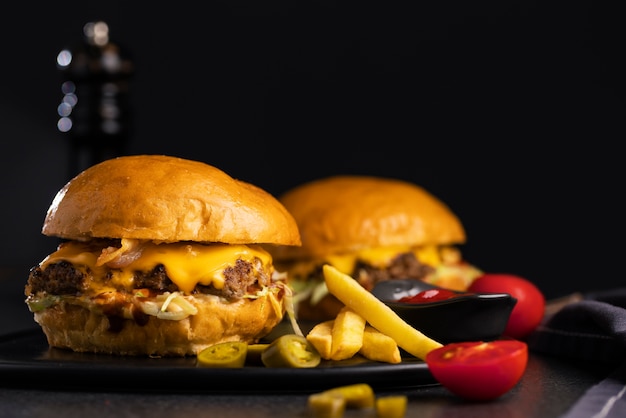 Bezpłatne zdjęcie martwa natura pysznego amerykańskiego hamburgera