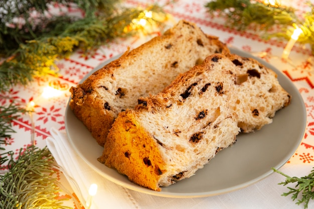 Bezpłatne zdjęcie martwa natura pyszny asortyment panettone