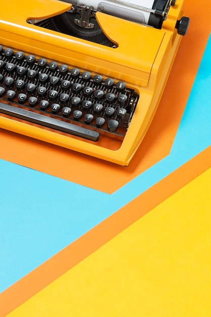 Bezpłatne zdjęcie martwa natura z kolorową maszyną do pisania