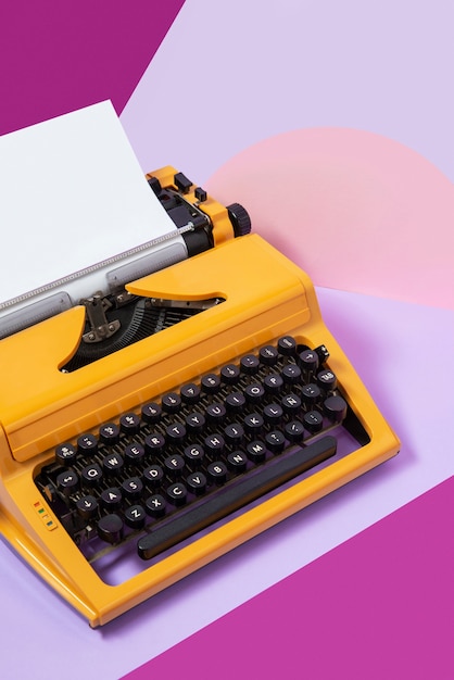 Bezpłatne zdjęcie martwa natura z kolorową maszyną do pisania