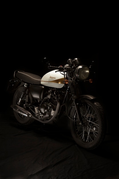 Martwa natura z motocyklowym motocyklem w stylu racer