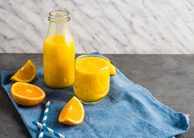 Martwa natura z pysznym pomarańczowym smoothie