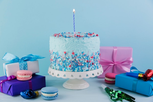 Martwa natura z smacznego tortu urodzinowego z prezentami