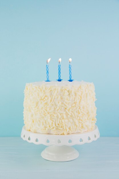 Martwa natura z smacznym tortem urodzinowym
