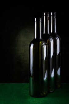 Martwa natura z trzema szklanymi butelkami z odbiciem