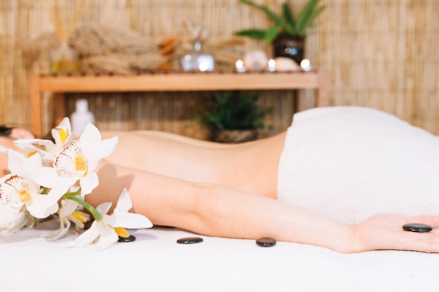 Bezpłatne zdjęcie masaż koncepcja z kamieni obok kobiety