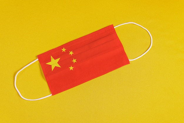 Maska Chirurgiczna Na żółtym Tle Z Flagą Chin