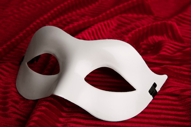 Bezpłatny plik Zdjęcie maska teatralna na czerwonej kurtynie