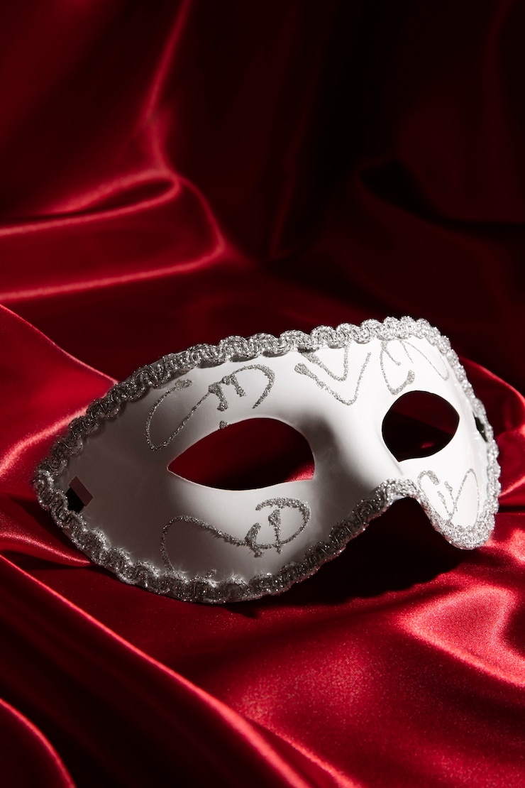 Bezpłatny plik Zdjęcie maska teatralna na czerwonej kurtynie