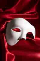 Bezpłatne zdjęcie maska teatralna na czerwonej kurtynie