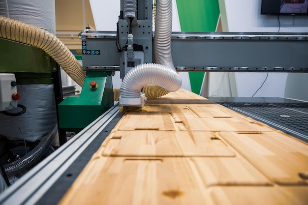 Maszyna do obróbki drewna cnc do obróbki drewna, nowoczesna technologia w przemyśle.