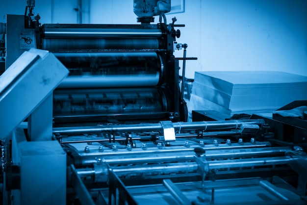 Maszyna offsetowa w procesie produkcyjnym znajduje się w drukarni