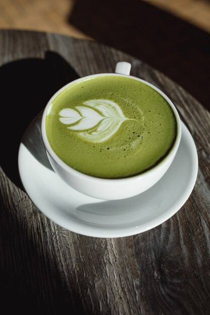 Matcha latte w filiżance