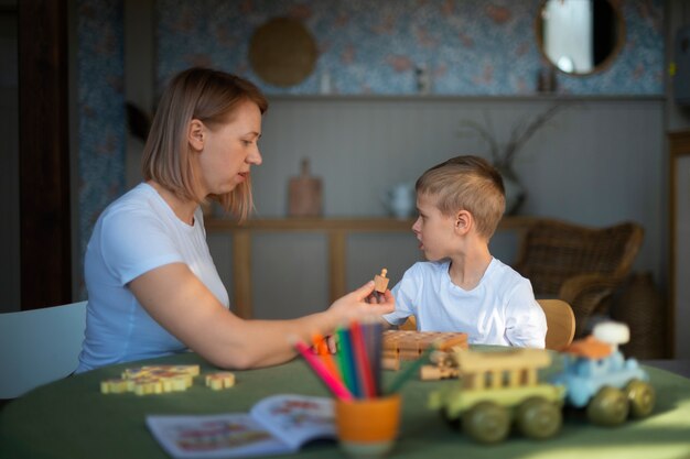 Matka bawi się z autystycznym synem za pomocą zabawek