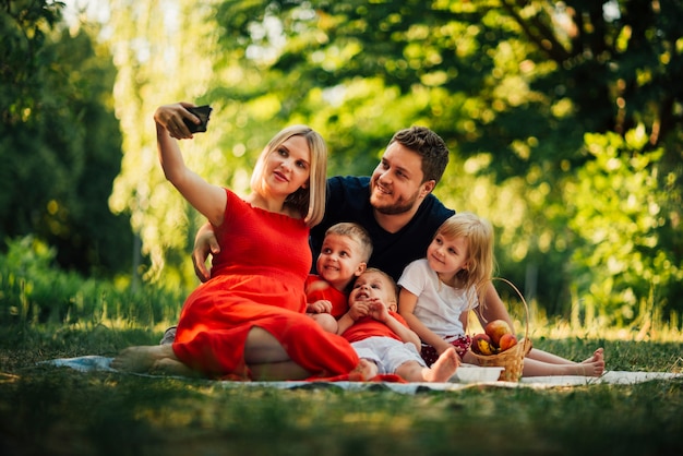 Matka biorąc selfie rodziny na zewnątrz