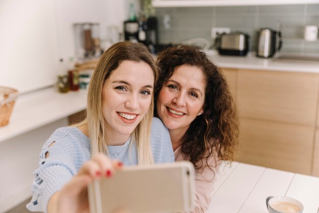 Matka i córka bierze selfie w kuchni