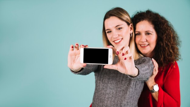 Matka i córka biorąc selfie