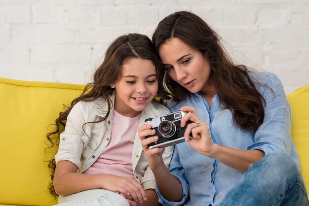 Matka i córka przeglądając zdjęcia